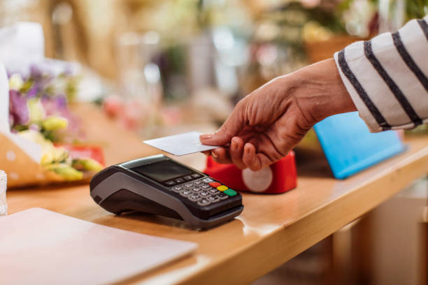 You are currently viewing Should You Pay Off Debt or Invest? A Guide to Making the Right Financial Decision